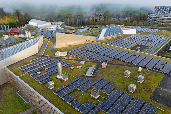 Nachhaltige Energie in urbanem Kontext – Luftaufnahme der Solaranlage auf dem Westside Bern.